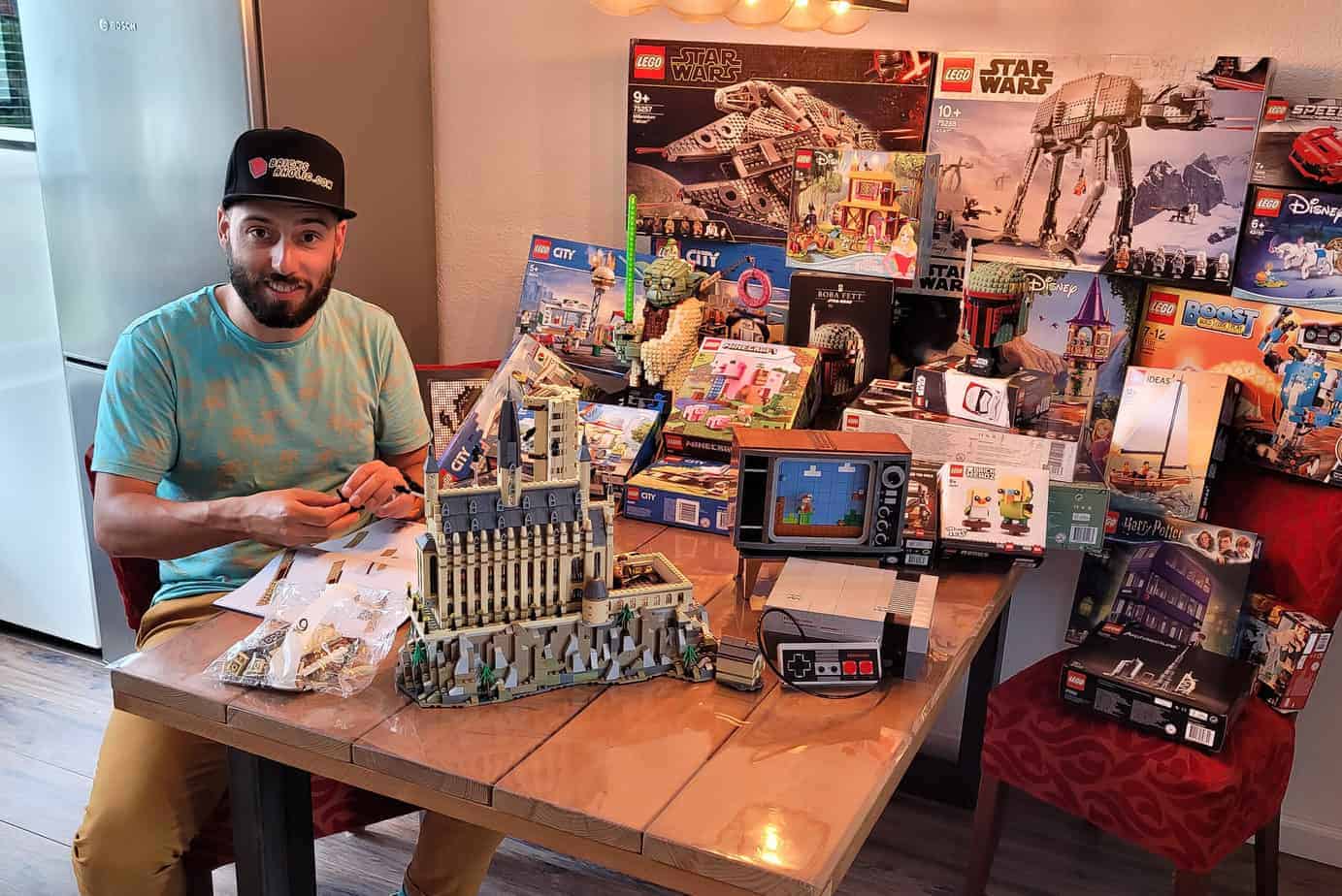 Wesley Bakker met een deel van zijn LEGO collectie.