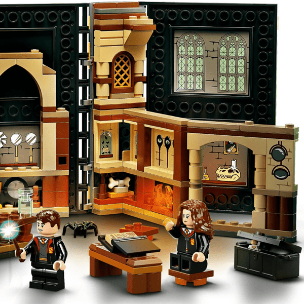 LEGO Huren 76397: Hogwarts Moment: Defence Against the Dark Arts Class