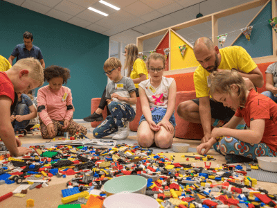 Lego workshop van Bricks Aholic op een school